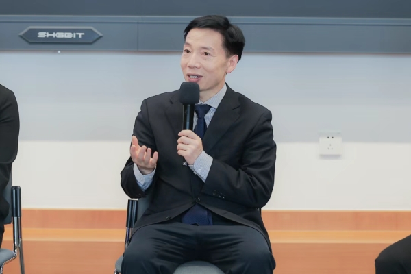 【人民日报健康客户端】从日常防护到近视手术，，，，职场人守好眼健康