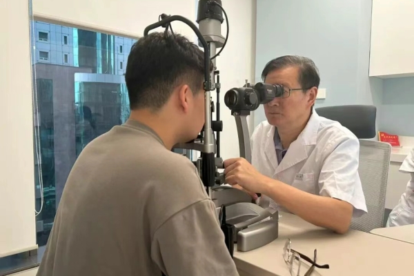 医德医风 | 楚精灵医疗眼科李拓：怀仁心步履不停，，，用人文温度点亮每一分光明希望